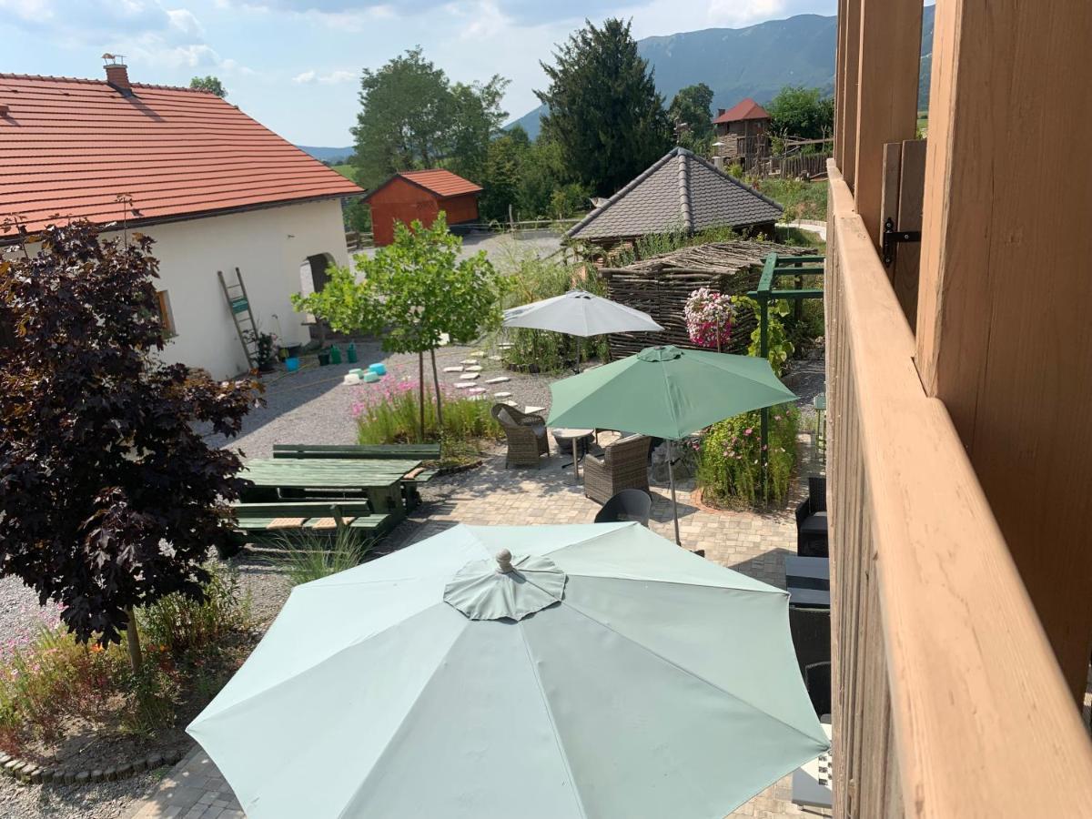 Lipizzaner Lodge Guest House Postumia Esterno foto