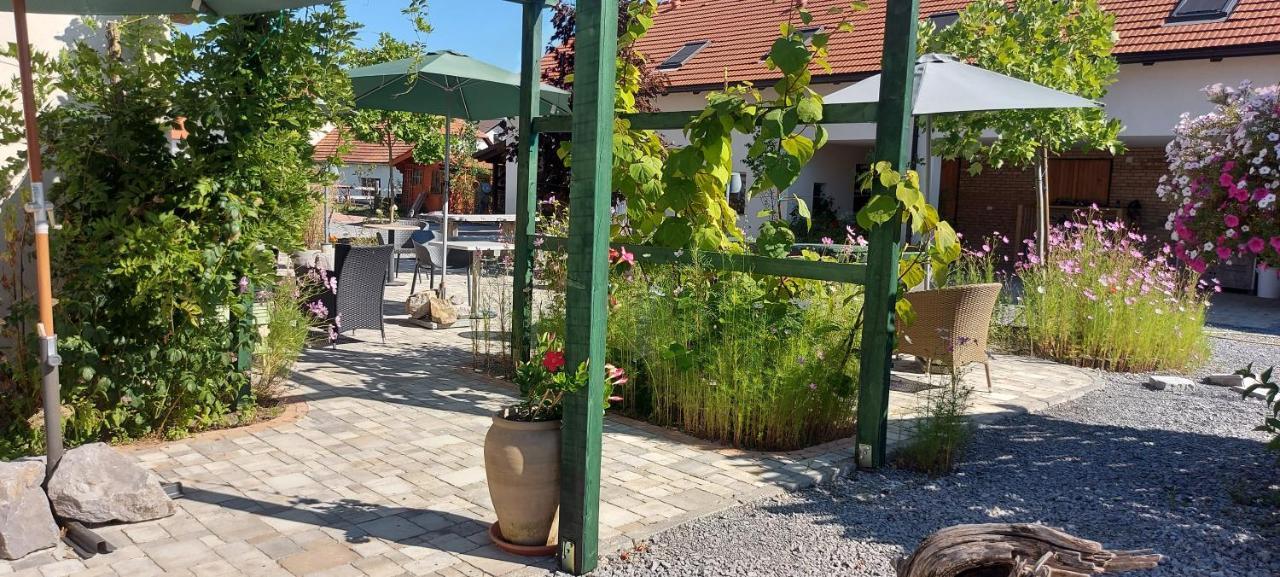Lipizzaner Lodge Guest House Postumia Esterno foto