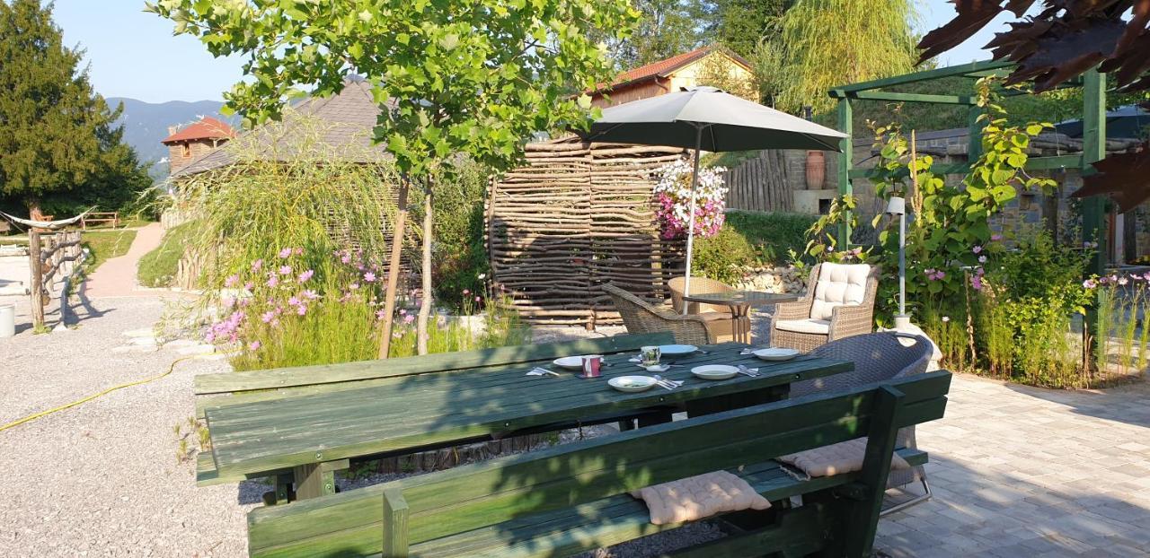 Lipizzaner Lodge Guest House Postumia Esterno foto