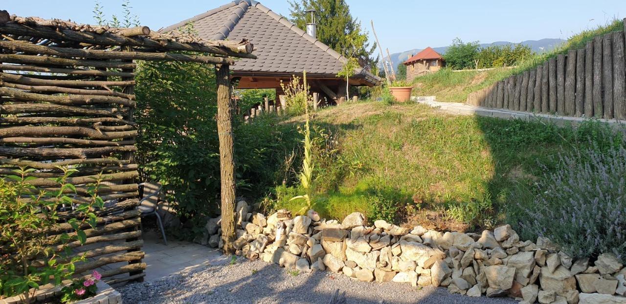 Lipizzaner Lodge Guest House Postumia Esterno foto