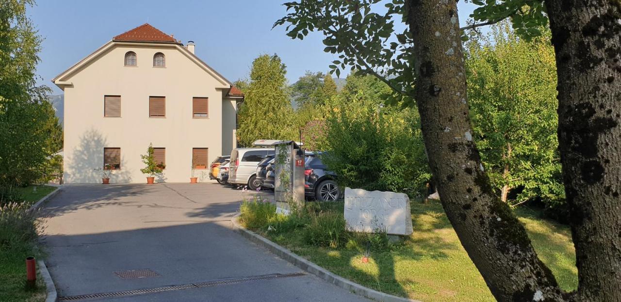 Lipizzaner Lodge Guest House Postumia Esterno foto