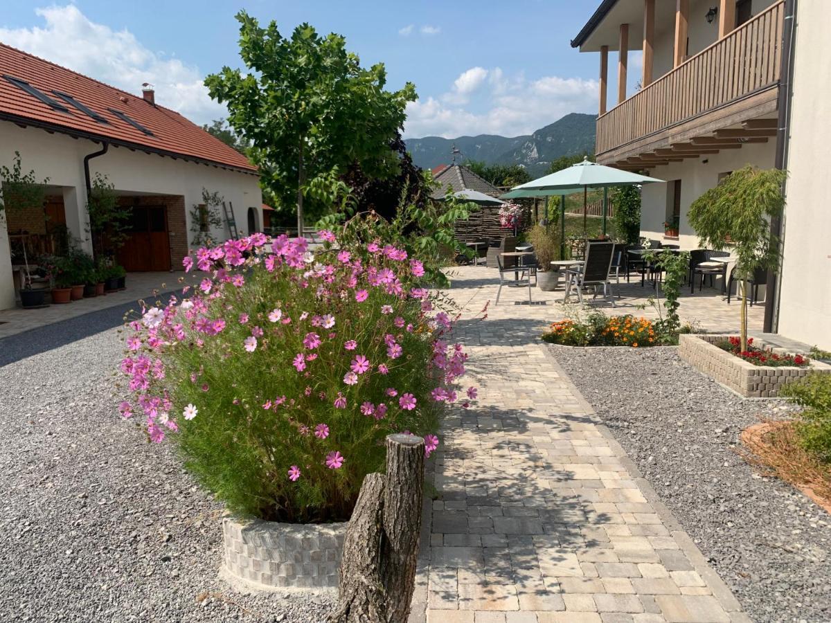 Lipizzaner Lodge Guest House Postumia Esterno foto