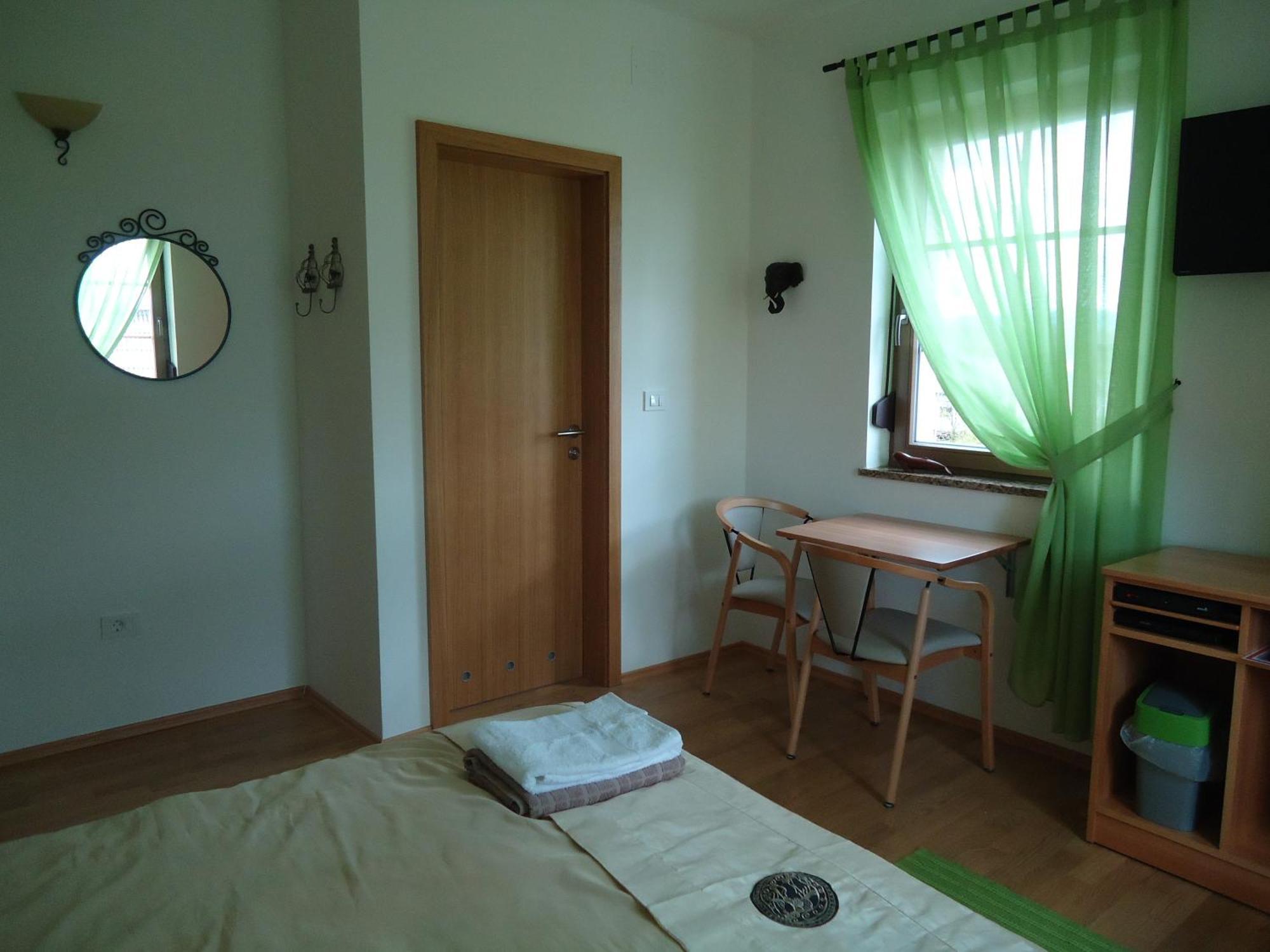Lipizzaner Lodge Guest House Postumia Camera foto