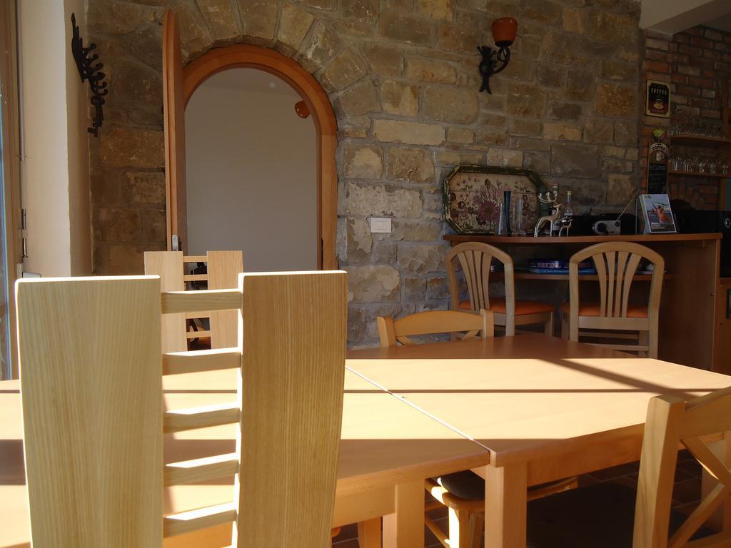 Lipizzaner Lodge Guest House Postumia Esterno foto