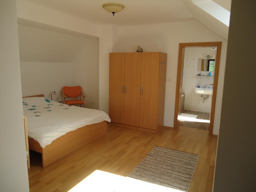Lipizzaner Lodge Guest House Postumia Camera foto