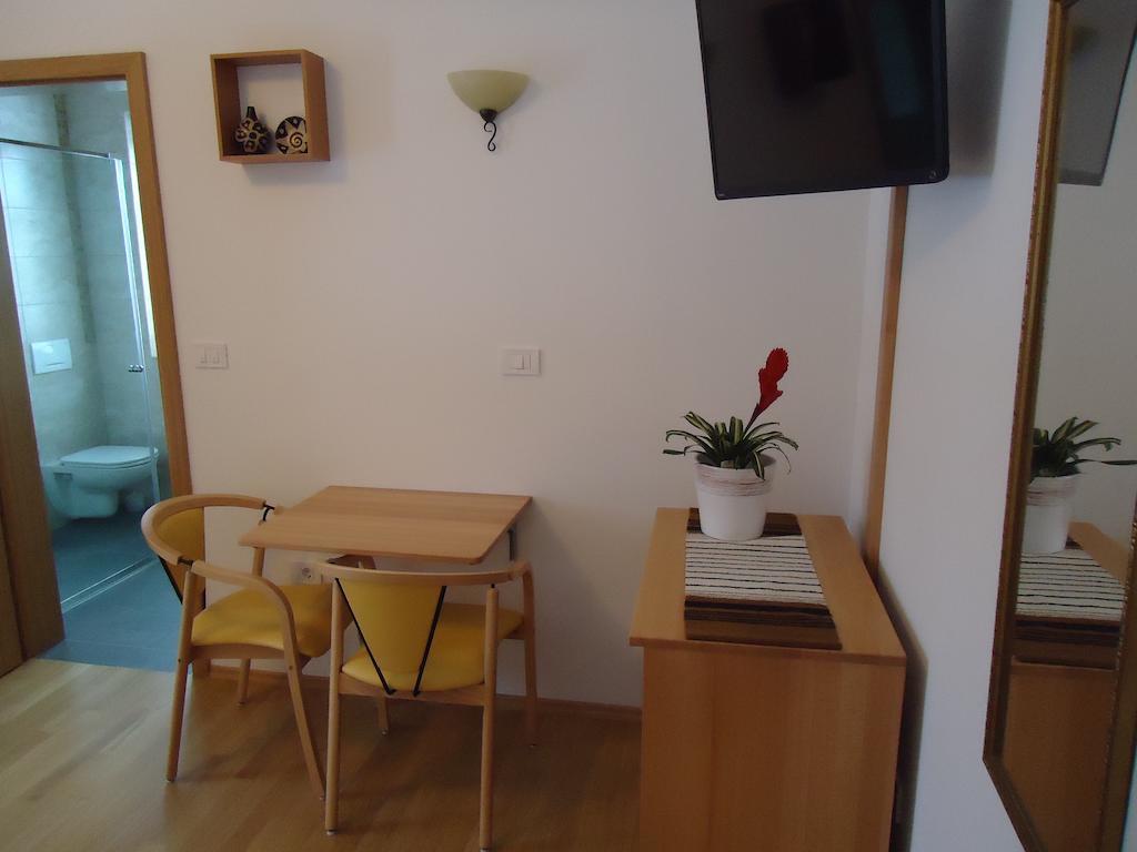 Lipizzaner Lodge Guest House Postumia Camera foto