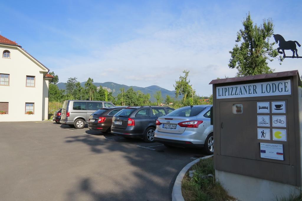 Lipizzaner Lodge Guest House Postumia Esterno foto